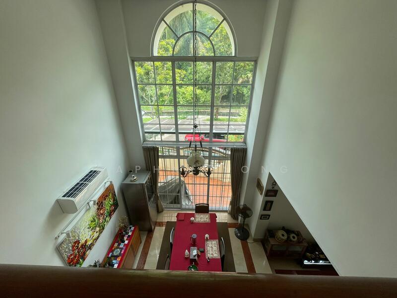 High ceiling, spacious living