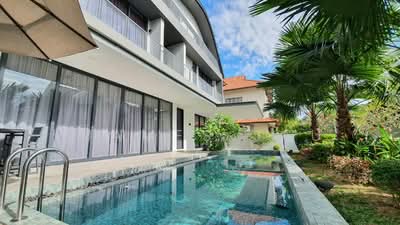 For Rent - Almost Brand new condition bungalow with a gorgeous pool in the goodman area!