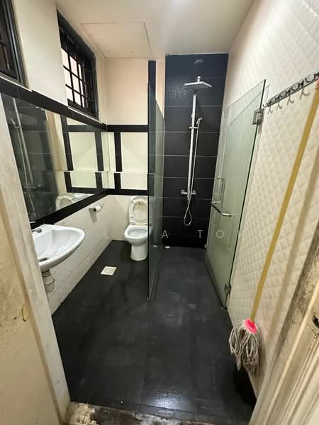 Ground Floor Shop with Toliet, Face Main Road with Many Parking, Sims Ave, 830 sqft, Shop / Shophouse For Rent, by Selena Toh, 23965321 - CommercialGuru.com.sg