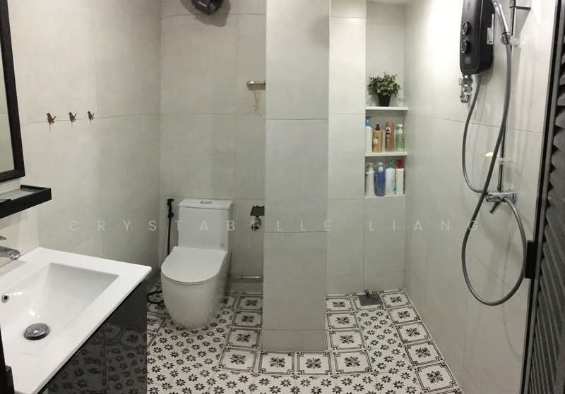13 Holland Drive, 13 Holland Drive, 3 Bedrooms, 947 sqft, HDB Flat For Rent, by Crystabelle Liang, 23966463 - Bathroom - PropertyGuru.com.sg