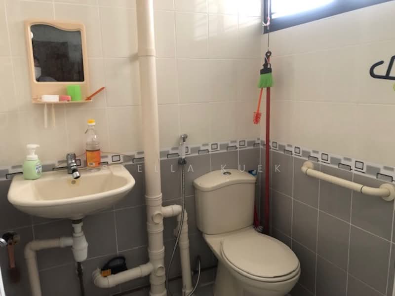 309 Shunfu Road, 309 Shunfu Road, 2 Bedrooms, 650 sqft, HDB Flat For Rent, by Stella Kuek, 23981070 - Master Toilet - PropertyGuru.com.sg