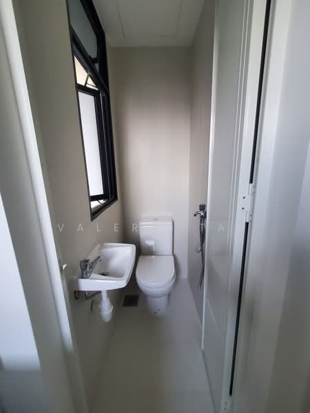 Park Colonial, 2 Woodleigh Lane, Macpherson / Potong Pasir, 3 Bedrooms, 1,023 sqft, Condominium For Rent, by Valerie Tan, 23988273 - Utility Bathroom - PropertyGuru.com.sg