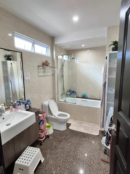 Bowmont Gardens, Bowmont Gardens, 5 Bedrooms, 3,200 sqft, Semi-Detached House For Rent, by Silvia Ang, 23989274 - PropertyGuru.com.sg