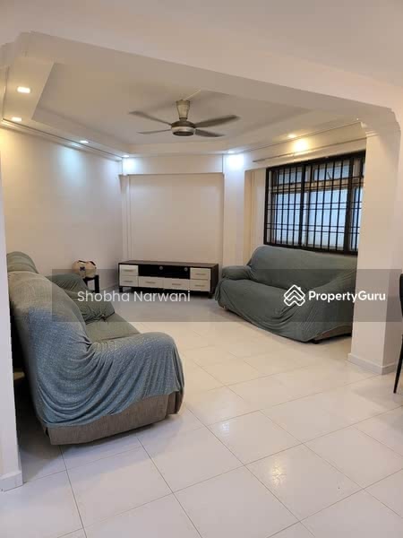 Spacious living room 