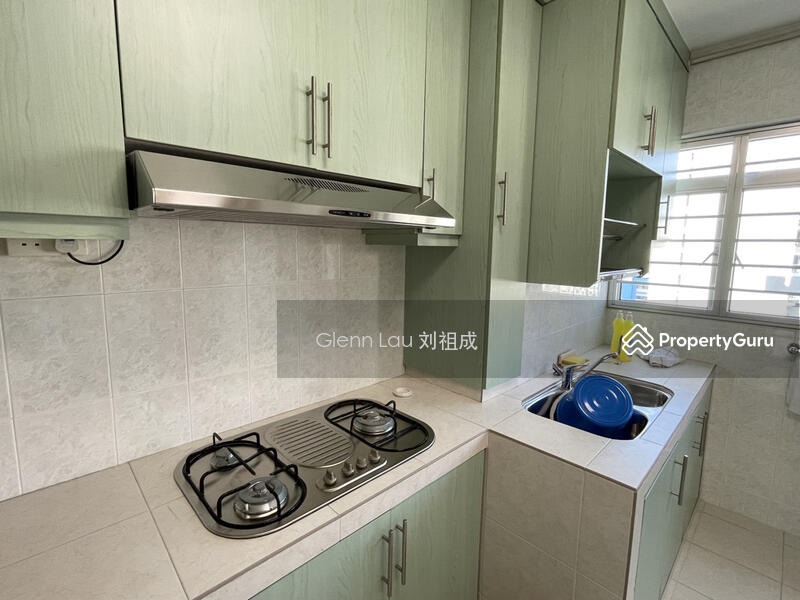 Clean and well kept kitchen.