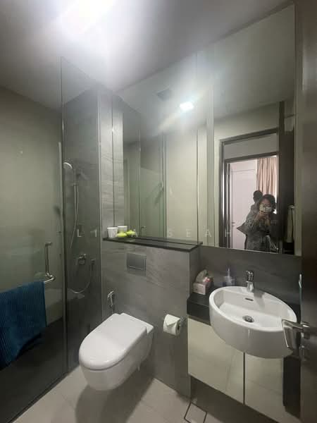 Kallang Riverside, 51 Kampong Bugis, 2 Bedrooms, 1,000 sqft, Condominium For Rent, by Lina Seah, 23994762 - bathroom - PropertyGuru.com.sg
