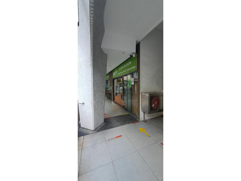 Peninsula Plaza, 111 North Bridge Road, 581 sqft, Mall Shop For Sale, by Mike ., 24000748 - CommercialGuru.com.sg