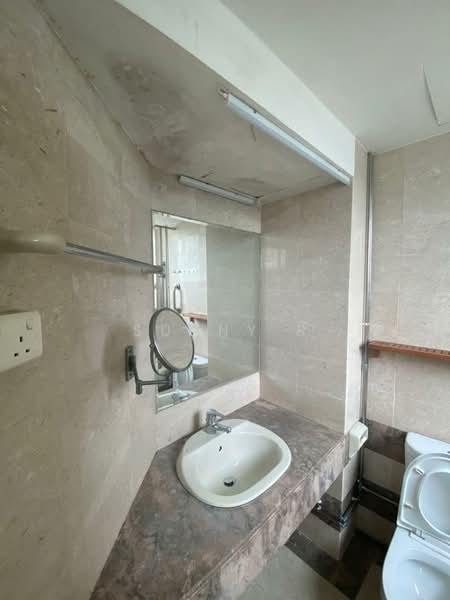 Tanjong Ria Condominium, 121 Tanjong Rhu Road, 2 Bedrooms, 807 sqft, Condominium For Rent, by Sunny R, 24003695 - Master Bathroom 1 - PropertyGuru.com.sg
