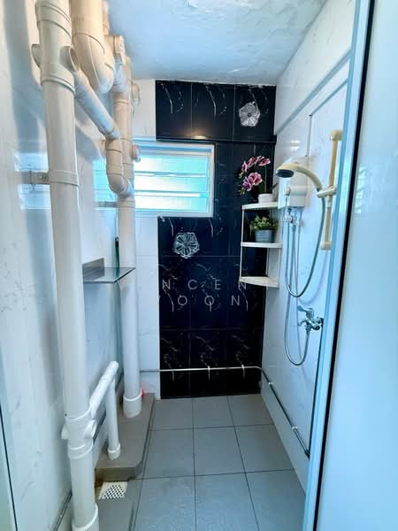 137 Jalan Bukit Merah, 137 Jalan Bukit Merah, 2 Bedrooms, 635 sqft, HDB Flat For Rent, by Vincent Woon, 24005734 - Bathroom - PropertyGuru.com.sg
