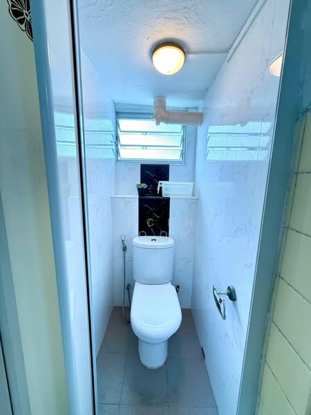 137 Jalan Bukit Merah, 137 Jalan Bukit Merah, 2 Bedrooms, 635 sqft, HDB Flat For Rent, by Vincent Woon, 24005734 - Toilet - PropertyGuru.com.sg