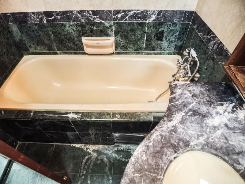 Springdale Condo, 47 Hindhede Walk, 2 Bedrooms, 926 sqft, Condominium For Rent, by Koobin Tan, 24010580 - Master Bathroom - PropertyGuru.com.sg