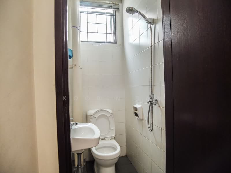 Springdale Condo, 47 Hindhede Walk, 2 Bedrooms, 926 sqft, Condominium For Rent, by Koobin Tan, 24010580 - Maid's Bathroom - PropertyGuru.com.sg