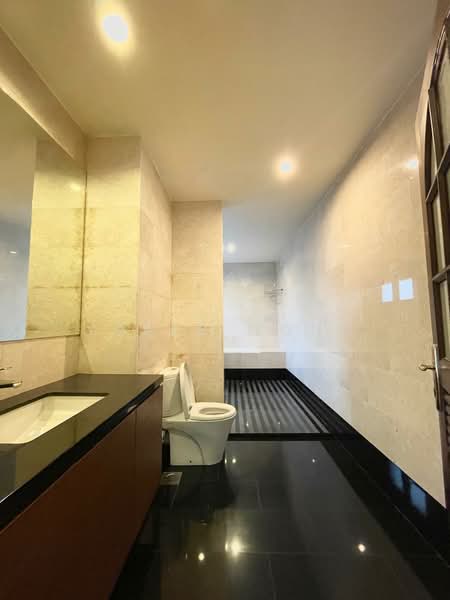 Holland Road Bungalow with Private Pool. All rooms ensuite., Holland Road, Tan Boon Chong Ave, Jalan Jelita, 7 Bedrooms, 7,500 sqft, Bungalow House For Rent, by Yoker Wong, 24021844 - PropertyGuru.com.sg