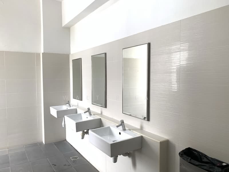 Tong Lee Building, 35 Kallang Pudding Road, 904 sqft, Light Industrial (B1) For Rent, by Walter Lau, 24028764 - Typical Male Toilet  - CommercialGuru.com.sg