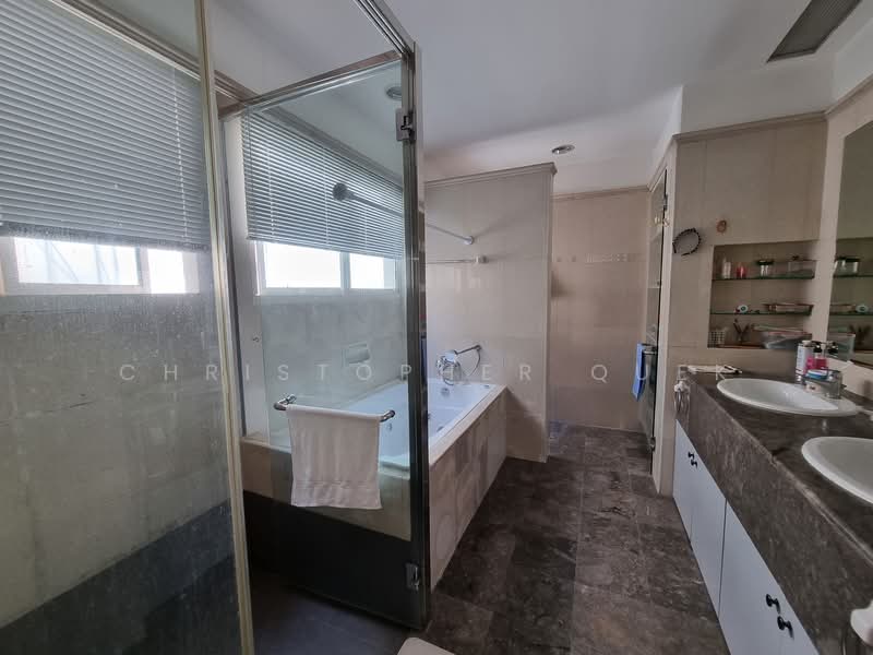 Sommerville Park, 93 Farrer Drive, 4 Bedrooms, 4,286 sqft, Condominium For Rent, by Christopher Quek, 24031193 - Large renovated bathrooms.  - PropertyGuru.com.sg