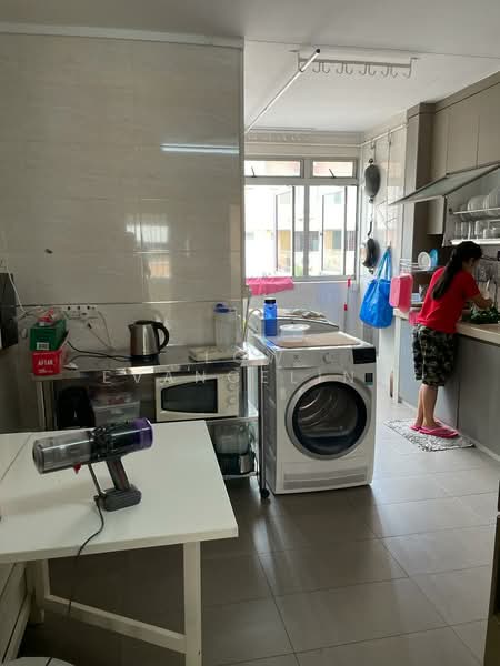 727 Jurong West Avenue 5, 727 Jurong West Avenue 5, 3 Bedrooms, 1,100 sqft, HDB Flat For Rent, by Evangeline Low, 24031653 - PropertyGuru.com.sg