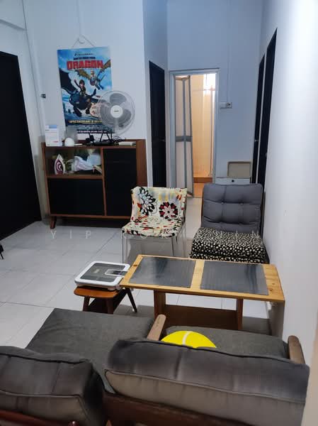 Wu De Building, 6A Beatty Road, Room Rental, 100 sqft, Apartment For Rent, by Yip Kok Kuin, 24032528 - living - PropertyGuru.com.sg