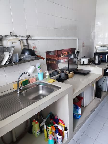 Wu De Building, 6A Beatty Road, Room Rental, 100 sqft, Apartment For Rent, by Yip Kok Kuin, 24032528 - kitchen - PropertyGuru.com.sg
