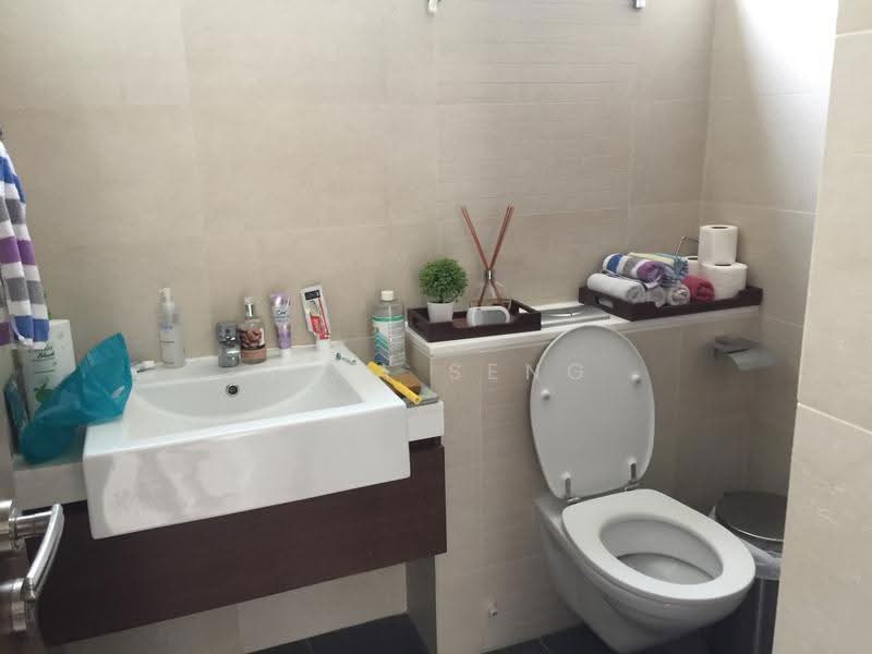 One Tree Hill Residence, 1A One Tree Hill, Tanglin / Holland / Bukit Timah, 2 Bedrooms, 1,001 sqft, Condominium For Sale, by Gina Seng, 24043215 - Bathroom - PropertyGuru.com.sg
