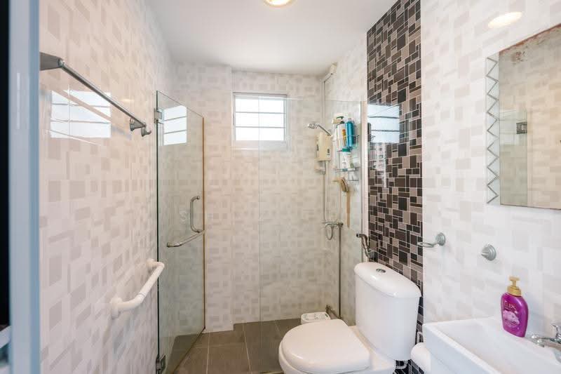 137 Potong Pasir Avenue 3, 137 Potong Pasir Avenue 3, Macpherson / Potong Pasir, 3 Bedrooms, 1,603 sqft, HDB Flat For Sale, by Shuz Teo, 24043407 - Bathroom - PropertyGuru.com.sg