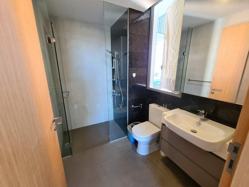 Bathroom with window 