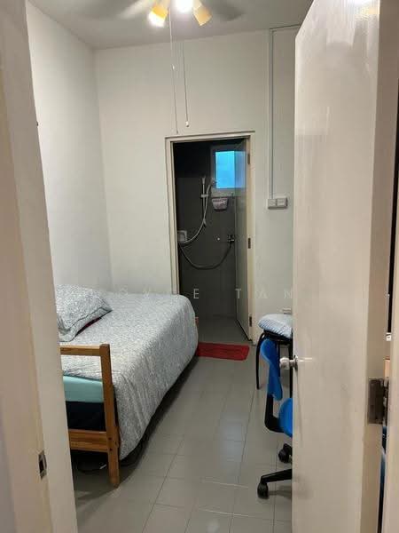 Sommerville Park, 87 Farrer Drive, Tanglin / Holland / Bukit Timah, 4 Bedrooms, 4,300 sqft, Condominium For Rent, by Joyce Tan, 24046748 - Spacious Helper's Bedroom with en-suite bathroom - PropertyGuru.com.sg
