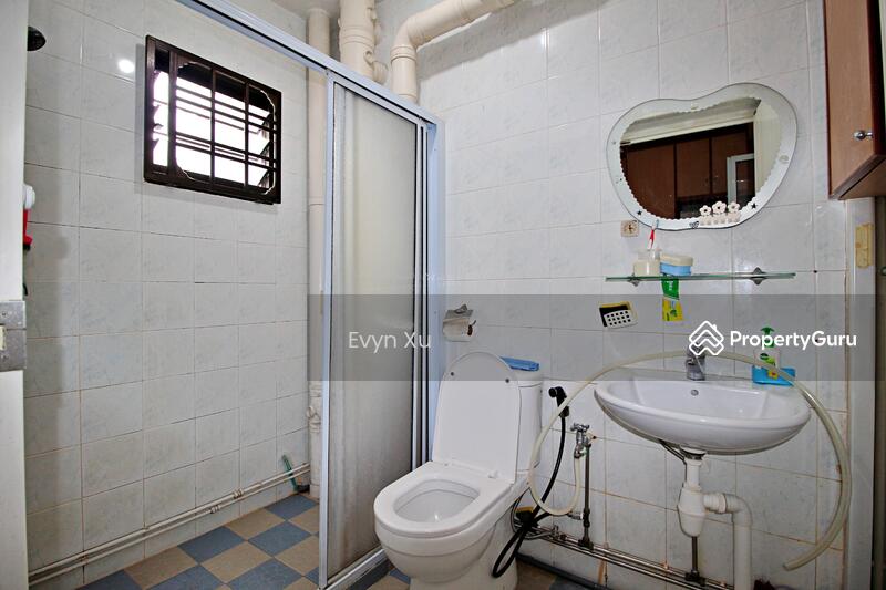 Common bathroom (share with other single male tenant only) 