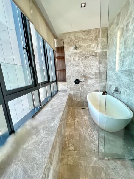 OUE Twin Peaks, 33 Leonie Hill Road, 3 Bedrooms, 1,399 sqft, Condominium For Rent, by Shermin Lim, 24078153 - Master bathroom - PropertyGuru.com.sg
