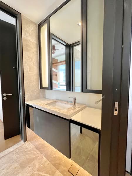 OUE Twin Peaks, 33 Leonie Hill Road, 3 Bedrooms, 1,399 sqft, Condominium For Rent, by Shermin Lim, 24078153 - Ensuite bathroom - PropertyGuru.com.sg