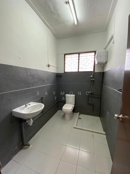 Jalan Pari Kikis, Bedok / Upper East Coast, 3 Bedrooms, 2,139 sqft, Terraced House For Rent, by Raymond Tay, 24086174 - Bathroom - PropertyGuru.com.sg