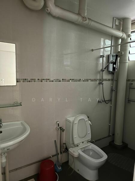 688 Jurong West Central 1, 688 Jurong West Central 1, 3 Bedrooms, 1,065 sqft, HDB Flat For Rent, by Daryl Tay, 24086298 - Common Bathroom - PropertyGuru.com.sg