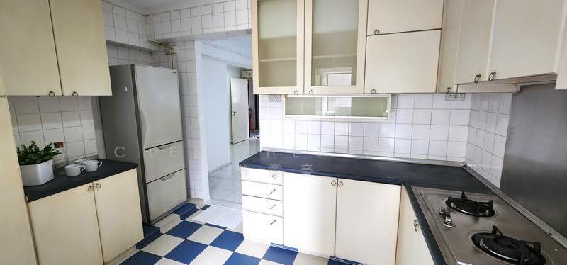768 Pasir Ris Street 71, 768 Pasir Ris Street 71, Pasir Ris / Tampines, 3 Bedrooms, 1,378 sqft, HDB Flat For Rent, by Chen Zhen Hao, 24093111 - Kitchen With Ample Storage - PropertyGuru.com.sg