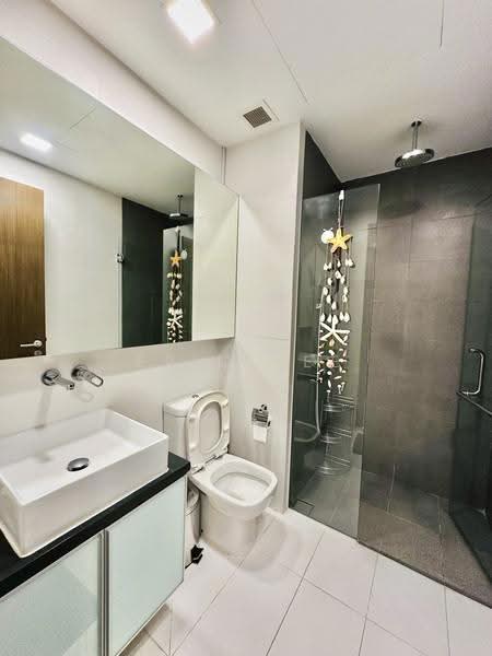 Smart Suites, 302 Sims Avenue, Eunos / Geylang / Paya Lebar, 2 Bedrooms, 958 sqft, Condominium For Rent, by Eric See, 24105482 - Lower Floor EnSuite Bathroom - PropertyGuru.com.sg