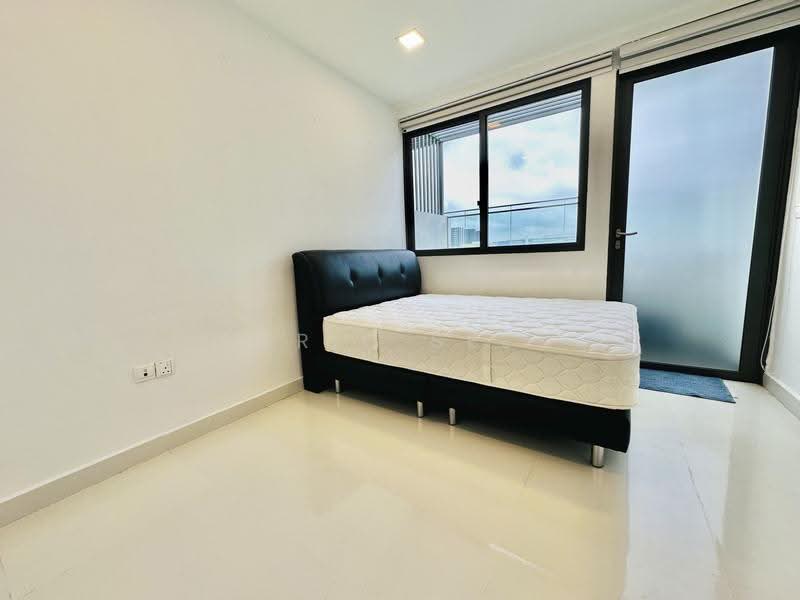 Smart Suites, 302 Sims Avenue, Eunos / Geylang / Paya Lebar, 2 Bedrooms, 958 sqft, Condominium For Rent, by Eric See, 24105482 - Upper Floor Bedroom - PropertyGuru.com.sg