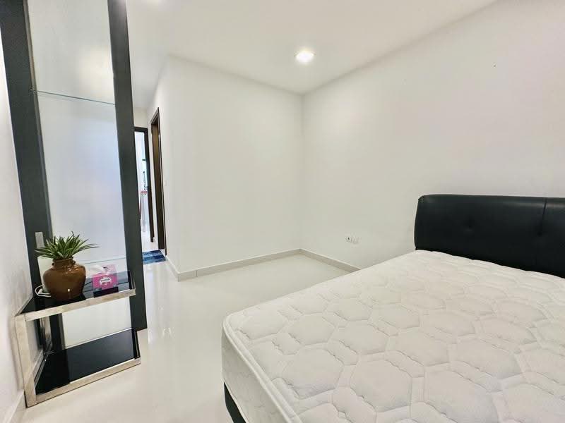 Smart Suites, 302 Sims Avenue, Eunos / Geylang / Paya Lebar, 2 Bedrooms, 958 sqft, Condominium For Rent, by Eric See, 24105482 - Upper Floor Bedroom - PropertyGuru.com.sg
