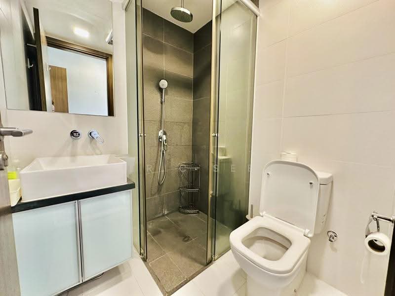 Smart Suites, 302 Sims Avenue, Eunos / Geylang / Paya Lebar, 2 Bedrooms, 958 sqft, Condominium For Rent, by Eric See, 24105482 - Upper Floor EnSuite Bathroom - PropertyGuru.com.sg