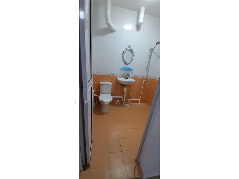 260 Bukit Batok East Avenue 4, 260 Bukit Batok East Avenue 4, 2 Bedrooms, 786 sqft, HDB Flat For Rent, by Shibani Banerjee, 24107397 - Master-bathroom - PropertyGuru.com.sg