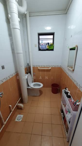 260 Bukit Batok East Avenue 4, 260 Bukit Batok East Avenue 4, 2 Bedrooms, 786 sqft, HDB Flat For Rent, by Shibani Banerjee, 24107397 - Common-bathroom - PropertyGuru.com.sg