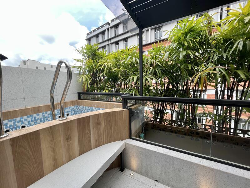 Rare Apartment with Jacuzzi, Balcony and Roof Terrace!, Lorong 34