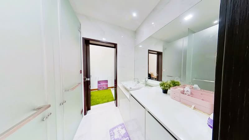 The Hillier Condominium For Sale at S$ 1,450,000 | PropertyGuru Singapore - Common Bath (wash area with vanity top)