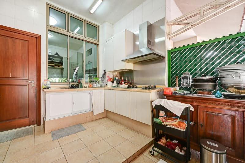 2sty + Attic Inter-Terrace, within 1km RGPS, Park 3 cars, Skylight & Lift Provision, Tanglin / Holland / Bukit Timah, 5 Bedrooms, 3,900 sqft, Terraced House For Sale, by Cheong Choon Ghee, 24114813 - Kitchen - PropertyGuru.com.sg