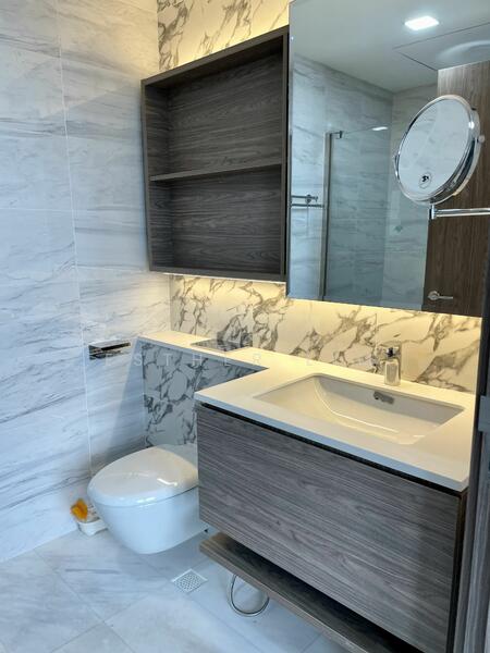 Queens Peak, 3 Dundee Road, 4 Bedrooms, 1,507 sqft, Condominium For Rent, by Esther Lim, 24115259 - Junior master bathroom - PropertyGuru.com.sg