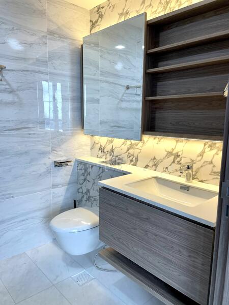 Queens Peak, 3 Dundee Road, 4 Bedrooms, 1,507 sqft, Condominium For Rent, by Esther Lim, 24115259 - Master bathroom - PropertyGuru.com.sg