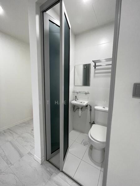Queens Peak, 3 Dundee Road, 4 Bedrooms, 1,507 sqft, Condominium For Rent, by Esther Lim, 24115259 - WC at utility area - PropertyGuru.com.sg