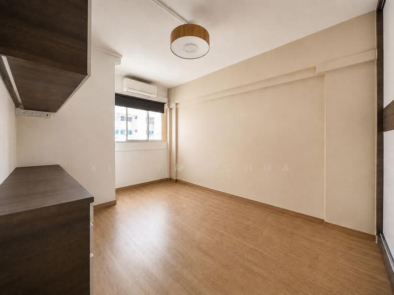 617 Yishun Ring Road, 617 Yishun Ring Road, Sembawang / Yishun, 2 Bedrooms, 786 sqft, HDB Flat For Rent, by Xin Yan Chua, 24126310 - Master bedroom, can fit king sized bed and side tables - PropertyGuru.com.sg