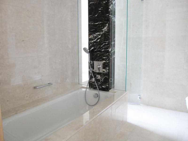 Parvis, 18 Holland Hill, Tanglin / Holland / Bukit Timah, 4 Bedrooms, 2,013 sqft, Condominium For Rent, by Ivan Chong, 24137355 - Master bathroom with separate bathtub and standing shower - PropertyGuru.com.sg