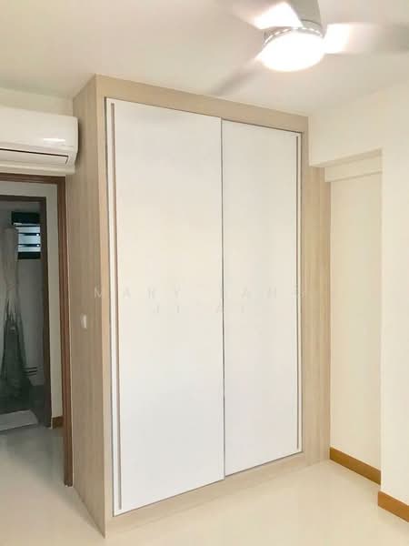 29 Ghim Moh Link, 29 Ghim Moh Link, 3 Bedrooms, 1,001 sqft, HDB Flat For Sale, by Mary Tang Ji'Ai, 24138668 - Common rooms come equipped with 2-door floor- to-ceiling built-in wardrobes. - PropertyGuru.com.sg