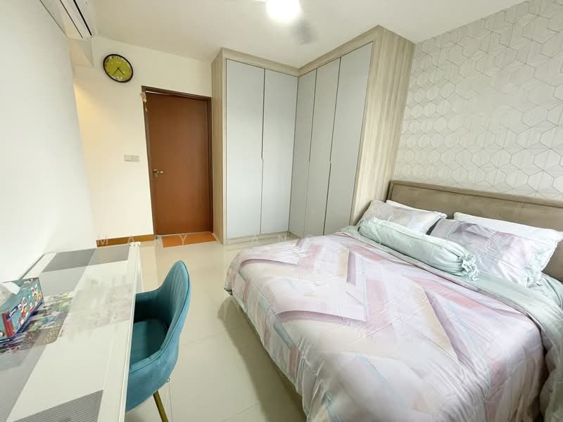29 Ghim Moh Link, 29 Ghim Moh Link, 3 Bedrooms, 1,001 sqft, HDB Flat For Sale, by Mary Tang Ji'Ai, 24138668 - Spacious master bedroom with generous wardrobe carpentry! - PropertyGuru.com.sg