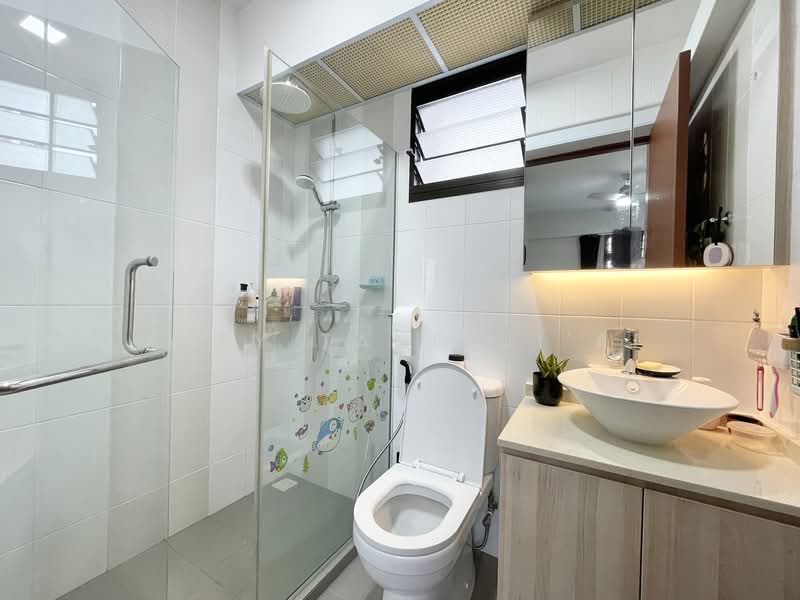 29 Ghim Moh Link, 29 Ghim Moh Link, 3 Bedrooms, 1,001 sqft, HDB Flat For Sale, by Mary Tang Ji'Ai, 24138668 - Well-maintained MBR bathroom. - PropertyGuru.com.sg