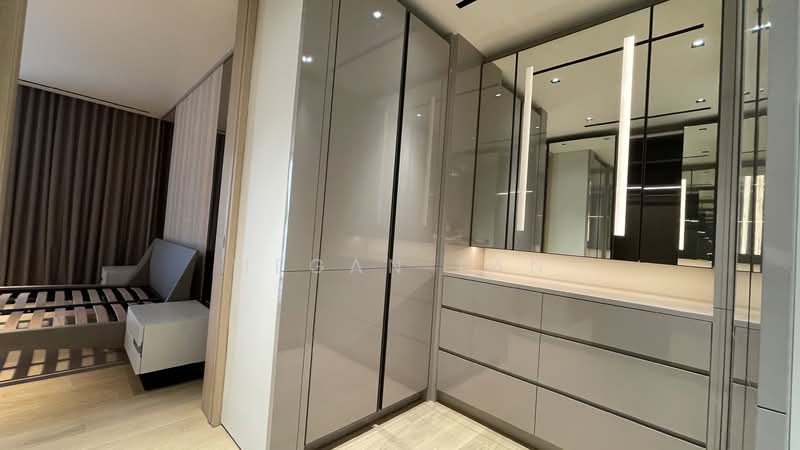 Dalkeith/Harlyn/Berrima Detached D11, , 7 Bedrooms, 7,800 sqft, Detached House For Rent, by Megan Tan, 24143284 - Walk in wardrobe leading to bathroom - PropertyGuru.com.sg